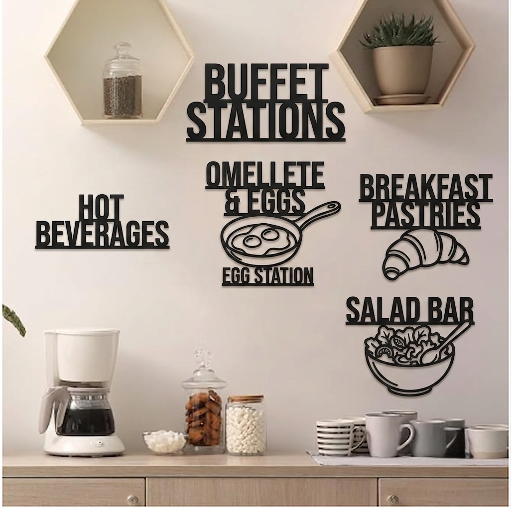 Letras metálicas decorativas en pared de cocina