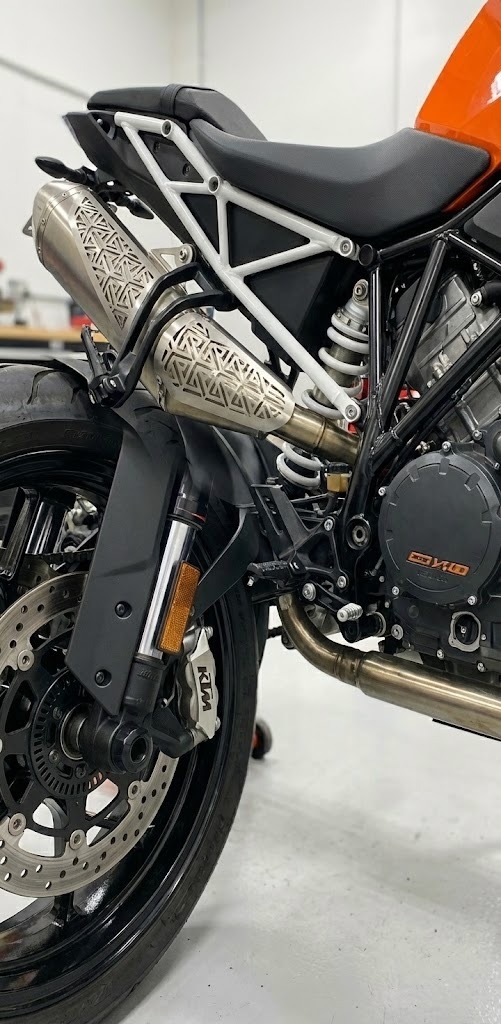 Personalización de lujos automotrices en metal